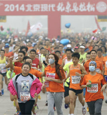 深刻な大気汚染のなか…北京でマラソン大会開催