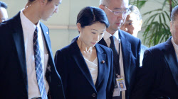 小渕経産相が辞表提出 首相、後任人事急ぐ