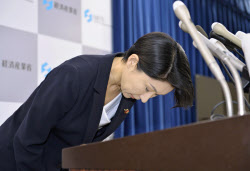 小渕経産相が辞任 首相、21日までに後任人事