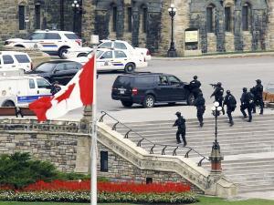 銃乱射でカナダ警備体制の甘さ露呈、米同盟国への警鐘との声も