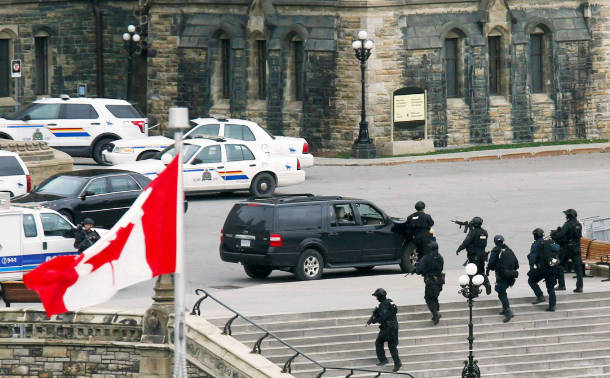 議事堂で銃撃戦、兵士１人死亡 カナダ首相「テロ攻撃」
