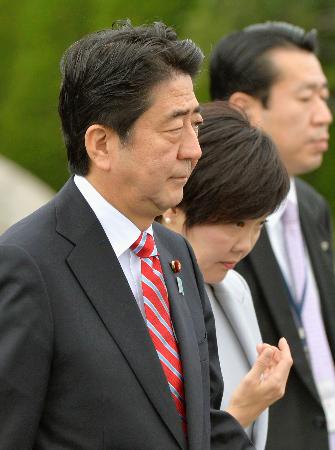 安倍首相「解散考えていない」 再増税は経済指標見て判断