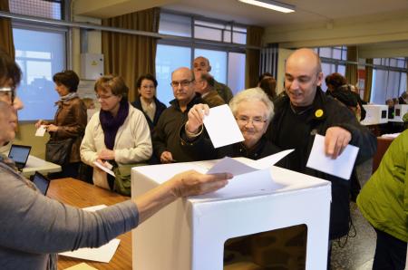 カタルーニャ自治州「投票」強行 独立問う、命令無視
