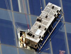 全米一の高層ビルでゴンドラ故障、作業員宙づり 2014年11月13日 10時43分