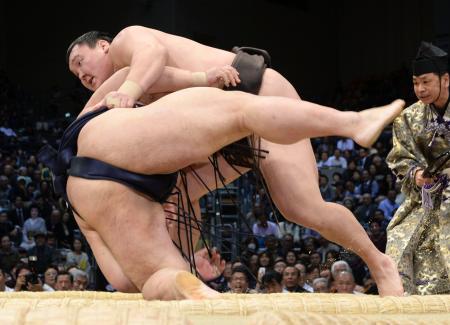 白鵬、史上最多３２度目の優勝へ…１敗守り単独トップ／九州場所