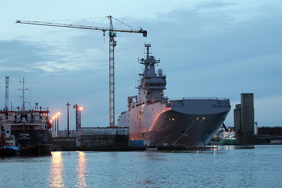 フランス:ミストラル級強襲揚陸艦引き渡し延期 露、違約金請求の構え