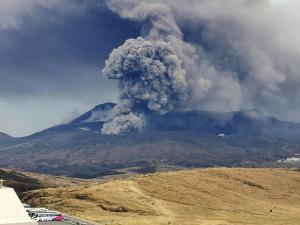 阿蘇山噴火、長期化の恐れ 熊本市など広範囲に火山灰