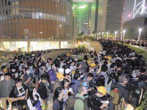 香港 デモ隊と警察の間で大規模な衝突