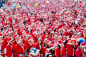 サンタいっぱい、大阪城走る 慈善イベントに１万１千人