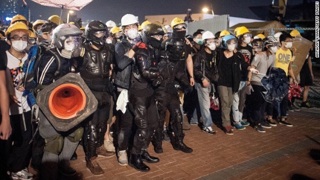 デモ隊が警官隊と衝突、逮捕者４０人