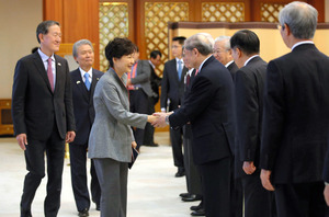 朴大統領「慰安婦問題、誠意を」 経団連会長らと会談