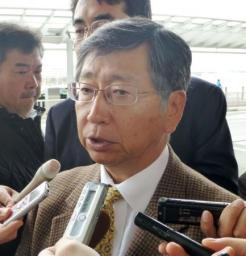 TPP首席交渉官会合へ 鶴岡氏が出発