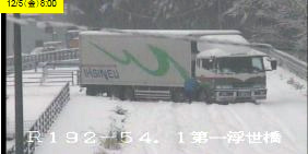 積雪でトレーラーなど１２０台立ち往生 徳島・愛媛県境