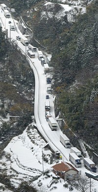 雪で車130台立ち往生、初の移動命令 四国の国道