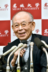 ノーベル賞:赤崎さん「集大成に」 不調押し授賞式出席、弟子３人同行サポート