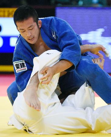 秋本、崖っぷちからの反転 元王者対決を制す