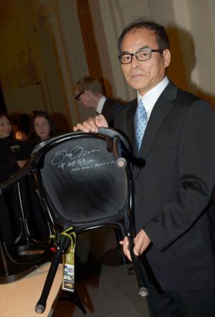 ノーベル賞:同じ椅子、輝くサイン 中村さん、天野さん