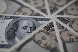 円が対ドル７年ぶり安値、米利上げ観測で一時121円台後半
