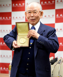 ノーベル賞の赤崎さん「健康な限り研究する」 帰国会見