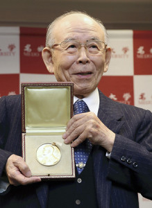 赤崎教授「メダルは皆さんが騒ぐぐらいの重さ」 2014年12月12日 20時08分