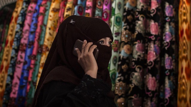 中国の新疆でイスラム教徒の「ブルカ」着用禁止、公の場で