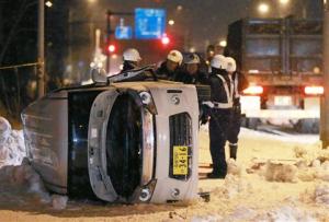 大型トラックと衝突…軽乗用車の女性4人死傷