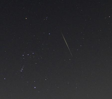 冬の夜空にふたご座流星群 ビル屋上で観察会