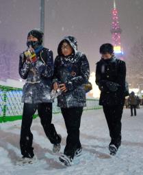 全国的に暴風雪の警戒を 北海道では猛吹雪の恐れも