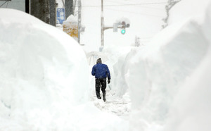 各地で大雪、６人死亡 新潟・長野で住民孤立状態