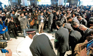 東京駅「想定外」９０００人超 １００周年スイカ販売混乱