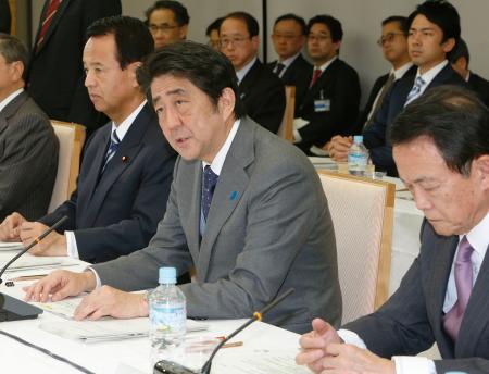 経済財政諮問会議:首相「財政状況、複合的検証を」