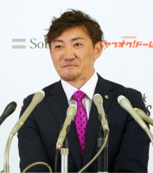 ソフトバンク内川、３億円で更改 柳田は５８００万増