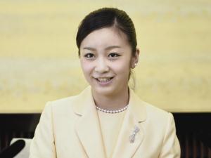 佳子さま、成年祝賀行事に＝ローブデコルテ姿を披露