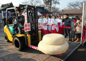 重さ５００キロの大鏡餅 高根沢の安住神社 新年に向けて奉納式