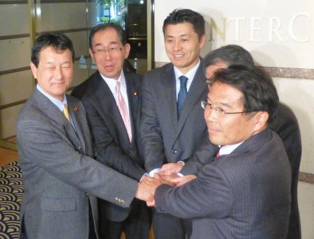 民主代表選、松本元外相らが細野氏支援