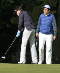 安倍首相、昭恵夫人らと連日のゴルフ楽しむ「リラックスした」