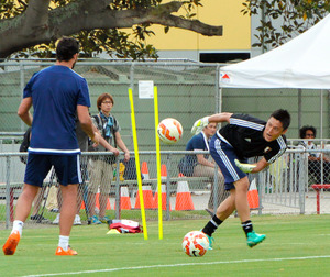 サッカー代表、暑さ対策の誤算 選手は「痛い、痛い」