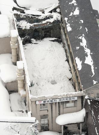 雪の重みで？水力発電所の屋根崩落 湯沢町