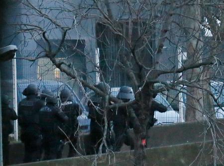 仏テロ、３容疑者を射殺 人質４人死亡
