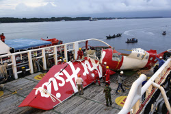 海底でブラックボックス発見 墜落したエアアジア機