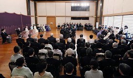 歌会始の儀:「本」を題に 皇居・宮殿で