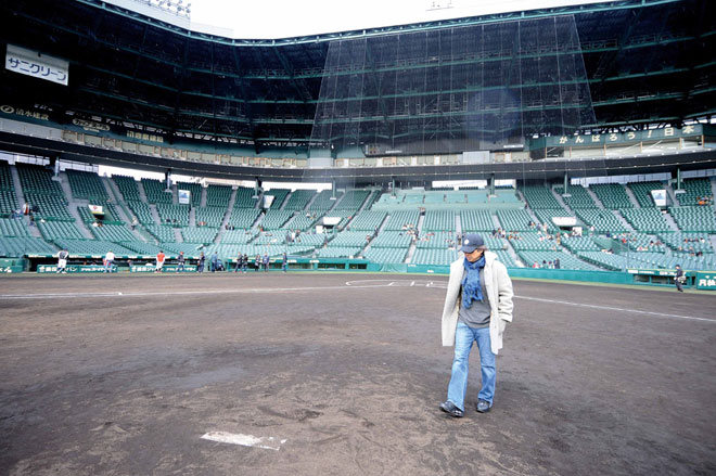 浜田省吾、映画『アゲイン 28年目の甲子園』主題歌書き下ろしで撮影現場の甲子園球場を訪問