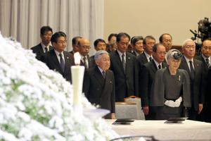 両陛下、追悼式典で献花 阪神大震災から２０年