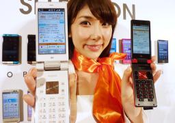 ａｕ、高齢者や小学生対象強化 スマホ風携帯も