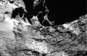 ガスが彗星の「岩と砂漠」つくる？ 探査機ロゼッタ撮影