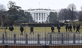 ホワイトハウス:敷地内で小型無人機を発見 大統領は不在