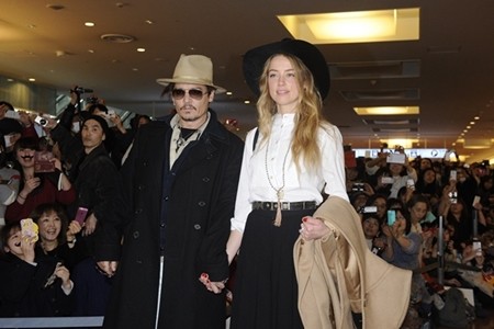 ジョニー･デップ、婚約者アンバー･ハードと手をつないでラブラブ来日!