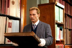 来日中のJ・デップ、ちょびヒゲ姿が男前!?
