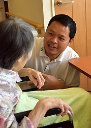 外国人実習生:介護分野に 「安い労働力なら失敗」 施設側、日本人並み待遇を