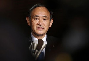 菅長官、緊急対応で本会議退席